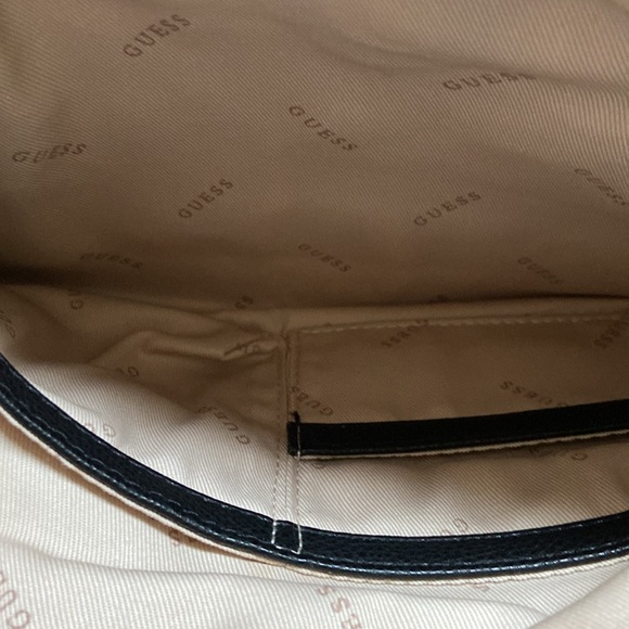 Beautiful Guess handbag with charms - Picture 4 of 9